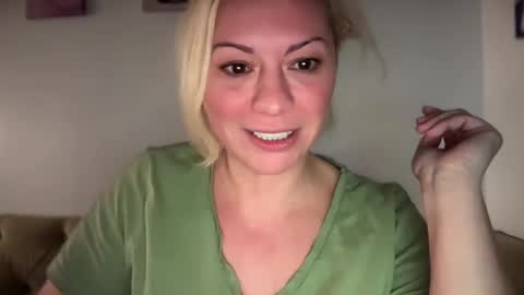 Snapshot of kiradivine chatting on December 2024 08:02:01 PM KiraDivine online show from December 2024 08:02:01 PM