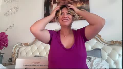 Snapshot of kiradivine chatting on October 2025 12:16:01 PM KiraDivine online show from October 2025 12:16:01 PM