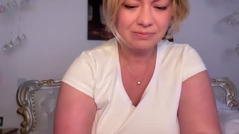 Snapshot of kiradivine chatting on November 2025 01:58:01 PM KiraDivine online show from November 2025 01:58:01 PM