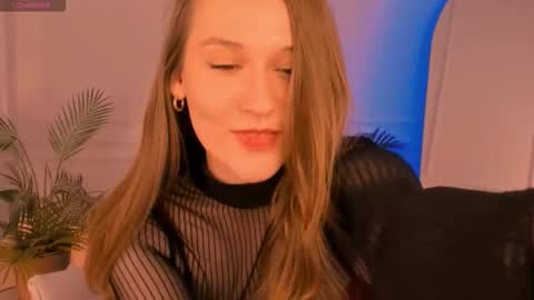 Snapshot of kiragold_ chatting on November 2025 02:12:02 PM Kira online show from November 2025 02:12:02 PM