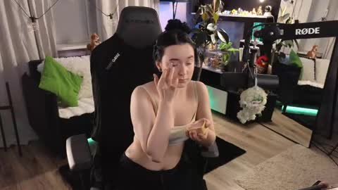 Kira    online show from April 2026 07:47:02 PM