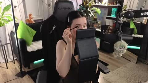 Kira    online show from April 2026 07:08:02 PM