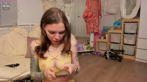 Snapshot of kiralotus chatting on April 2026 05:19:01 AM little vampire online show from April 2026 05:19:01 AM