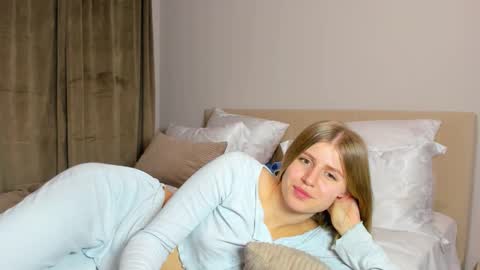 Kira online show from November 2025 05:01:02 PM