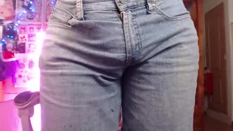 Ari Keimiwrights  online show from December 2024 02:47:01 AM