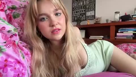kittengirlxo online show from February 2025 01:55:01 AM