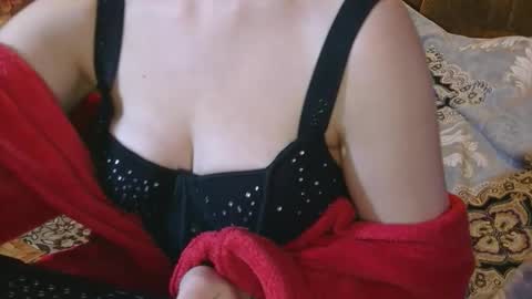 Kitti online show from November 2025 07:45:02 PM