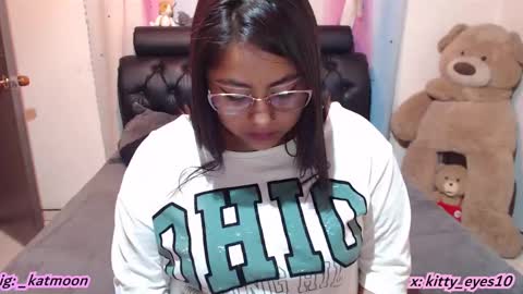 Snapshot of kitty_eyes chatting on February 2025 09:13:02 PM kitty online show from February 2025 09:13:02 PM