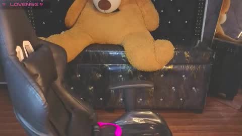 Snapshot of kitty_fox_b chatting on November 2025 01:33:02 PM kitty_fox_b online show from November 2025 01:33:02 PM