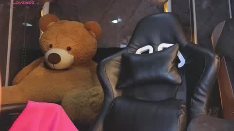 Snapshot of kitty_fox_b chatting on November 2025 01:02:02 PM kitty_fox_b online show from November 2025 01:02:02 PM