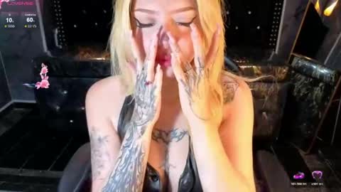 kitty_fox_b online show from April 2026 01:41:01 PM