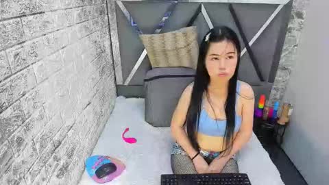 Snapshot of kitty_small69 chatting on May 2026 02:35:02 PM kitty_small69 online show from May 2026 02:35:02 PM