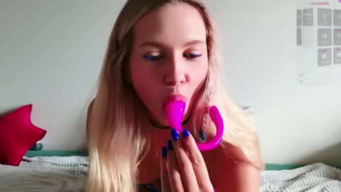 kittymiumiu online show from April 2026 10:52:02 AM