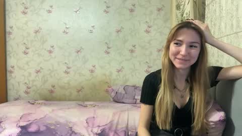 Snapshot of klikerstokens chatting on January 2025 03:08:02 PM Louise and Mark online show from January 2025 03:08:02 PM