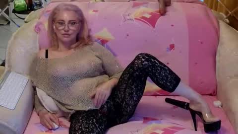 Snapshot of klitores chatting on November 2025 02:00:01 AM ALYONA online show from November 2025 02:00:01 AM