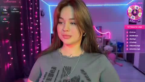 Mia online show from December 2025 06:47:01 PM