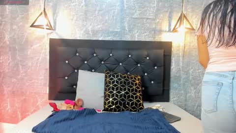 Kystal Taylor online show from November 2025 10:48:02 AM