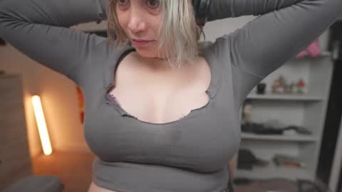 Snapshot of krystalsyxx chatting on November 2025 05:45:02 PM Krystal Syx online show from November 2025 05:45:02 PM