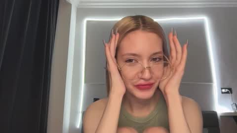 Snapshot of kvetapin chatting on January 2026 05:22:02 AM Bella and Alexandra online show from January 2026 05:22:02 AM