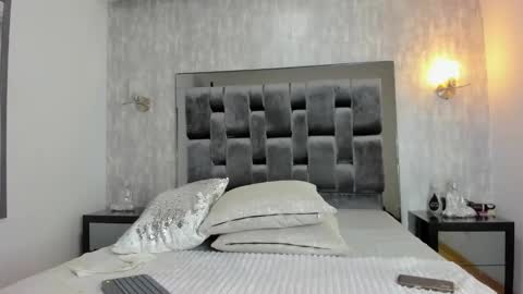 Kylie Devis  online show from September 2025 05:30:01 AM