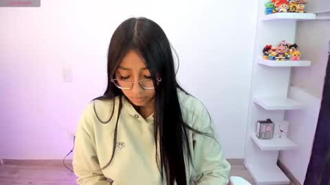 Snapshot of kyy_isa chatting on October 2025 05:52:01 AM IG online show from October 2025 05:52:01 AM