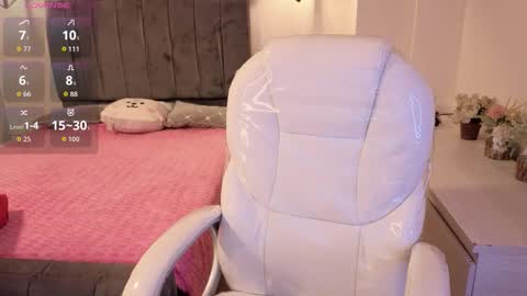  L A R A   online show from November 2025 08:33:02 PM