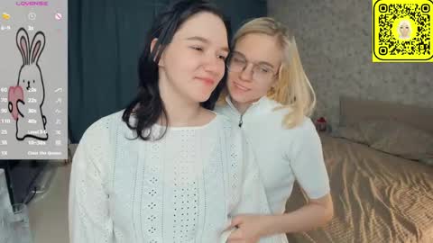 Snapshot of lacyedison chatting on May 2026 07:22:02 PM Violet and Isabel online show from May 2026 07:22:02 PM