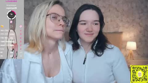 Snapshot of lacyedison chatting on June 2026 07:19:02 PM Violet and Isabel online show from June 2026 07:19:02 PM