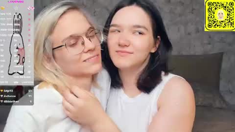 Violet and Isabel online show from June 2026 07:22:02 PM