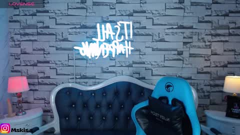 Snapshot of lady_violet_bridgerton_a chatting on December 2024 12:04:01 PM Lady Violet Bridgerton online show from December 2024 12:04:01 PM