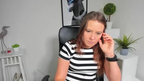 Snapshot of ladyalessa chatting on June 2026 05:45:02 AM ALESSA online show from June 2026 05:45:02 AM