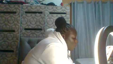 Snapshot of ladyblossoms19 chatting on July 2026 09:33:02 PM lindah32 online show from July 2026 09:33:02 PM
