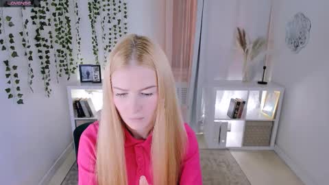 Laly online show from November 2025 11:42:01 AM