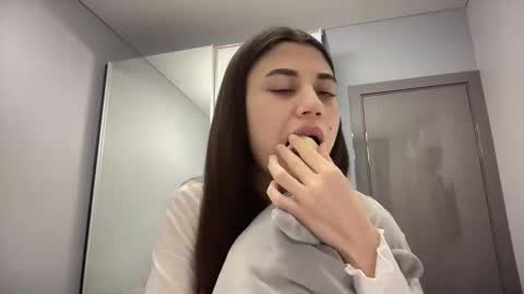 Lana online show from November 2025 04:33:01 PM