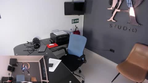 Snapshot of lara_and_danny chatting on September 2025 07:37:02 PM Lara and Danny online show from September 2025 07:37:02 PM