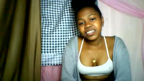 Snapshot of lara_belle chatting on June 2026 05:03:02 AM lara_belle online show from June 2026 05:03:02 AM