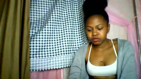Snapshot of lara_belle chatting on June 2026 10:15:01 AM lara_belle online show from June 2026 10:15:01 AM