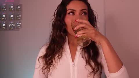 Lara online show from December 2025 10:17:02 PM