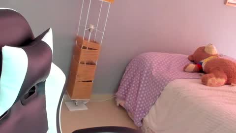 Snapshot of laracat18 chatting on May 2026 04:13:01 PM Lara online show from May 2026 04:13:01 PM