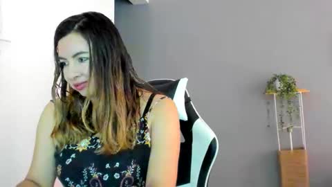 Snapshot of laracat18 chatting on May 2026 07:44:02 PM Lara online show from May 2026 07:44:02 PM