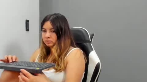 Lara online show from June 2026 04:28:01 AM