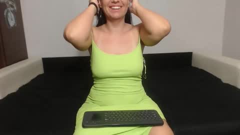 Snapshot of larataylorrr chatting on May 2026 05:48:01 AM larataylorrr online show from May 2026 05:48:01 AM