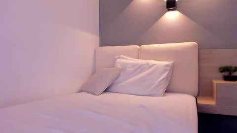 Laura online show from November 2025 10:23:02 PM