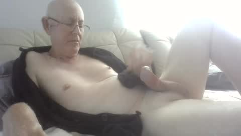 Snapshot of largerthan chatting on May 2026 12:16:02 AM largerthan- say hi on entry online show from May 2026 12:16:02 AM