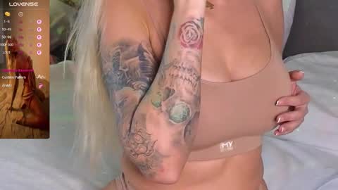 Snapshot of larine_morgan chatting on November 2025 04:01:02 AM LarineGMT7 UTC6 online show from November 2025 04:01:02 AM