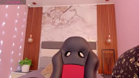 Snapshot of larsonmia chatting on November 2025 12:15:02 PM MIA online show from November 2025 12:15:02 PM