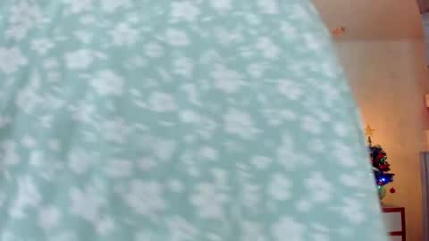 Snapshot of larsonmia chatting on December 2025 12:21:02 PM MIA online show from December 2025 12:21:02 PM