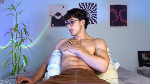 Snapshot of latinguyxl chatting on October 2025 11:27:01 PM Logan online show from October 2025 11:27:01 PM