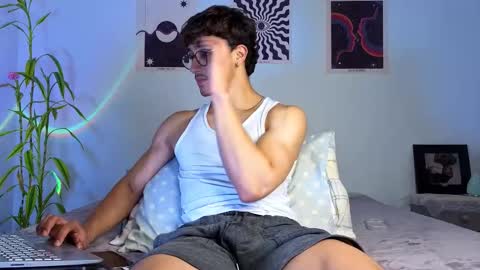 Snapshot of latinguyxl chatting on October 2025 01:28:02 AM Logan online show from October 2025 01:28:02 AM