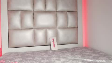 laura__js_ online show from November 2025 06:16:02 AM